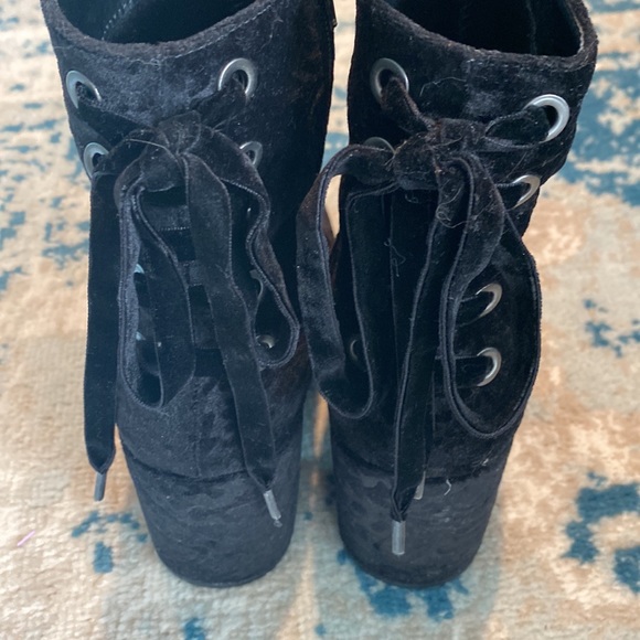 Esprit
Saylor Brocade Booties - Picture 4 of 6